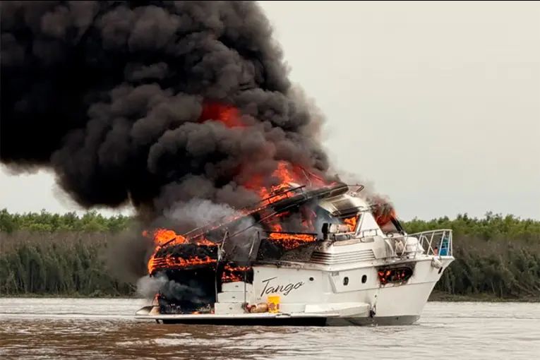 Una embarcación se incendió en el río Paraná, cerca de Villa Urquiza