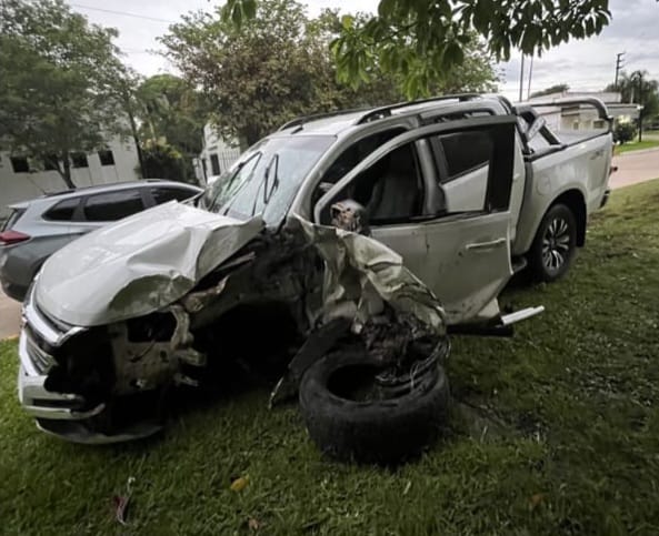 Chajarí:  conductor fue hospitalizado tras chocar su camioneta contra una columna