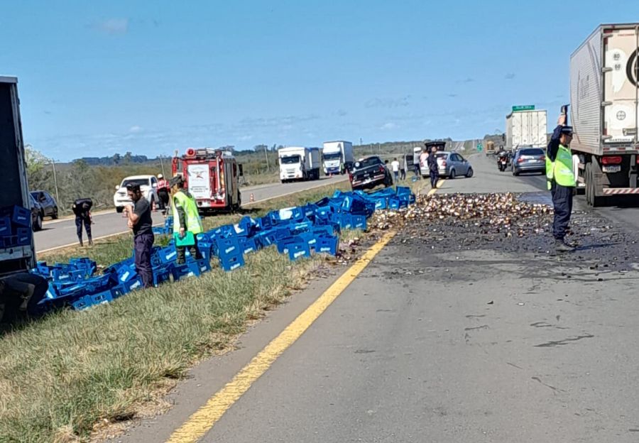 Chajar un cami n cargado con cervezas y un auto chocaron en Ruta